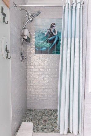 Shower, hair dryer, towels