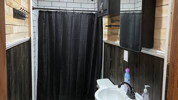Douche, serviettes fournies, papier toilette