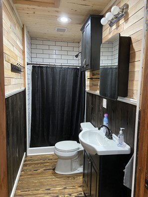 Shower, towels, toilet paper - Cabin Hatfield McCoy Ivy Branch  (Danville)