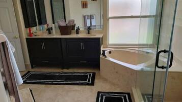 Regadera, toallas, papel de baño