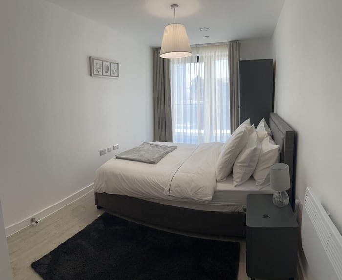 Brand New Luxurious 2br & 2baths With Free Parking, High Floor - Manchester