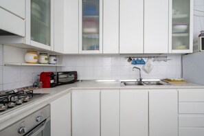 Micro-ondes, four, plaque de cuisson, cafetiĂšre/bouilloire