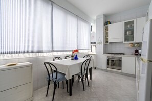 Micro-ondes, four, plaque de cuisson, cafetiĂšre/bouilloire