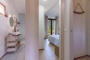 2 bedrooms, iron/ironing board, internet