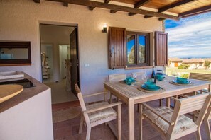 Outdoor dining - Beautiful apartment of 40 sqm located on the ground floor (stairs to access), perfect for 4 people.The accommodation is located in the wonderful Sa Luna Village, boasts of a large garden, communal swimming pool and tennis court, ideal for a relaxing stay (Arzachena)