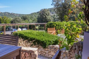 Outdoor dining - GuestHost - Beautiful apartment of 40 sqm located on the ground floor (stairs to access), perfect for 4 people.The accommodation is located in the wonderful Sa Luna Village, boasts of a large garden, communal swimming pool and tennis court, ideal for a r (Arzachena)