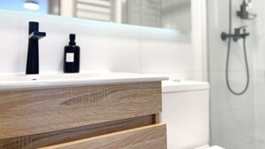 Deluxe Studio Suite | Bathroom