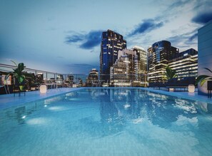 Een buitenzwembad en een verwarmd zwembad