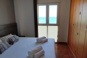 3 habitaciones, tabla de planchar con plancha y ropa de cama 