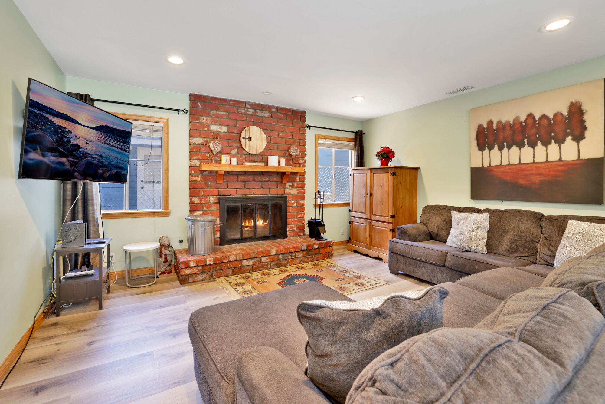 Woodsy Cabin- Relaxing Village Retreat- Hot Tub- Air-Hockey-