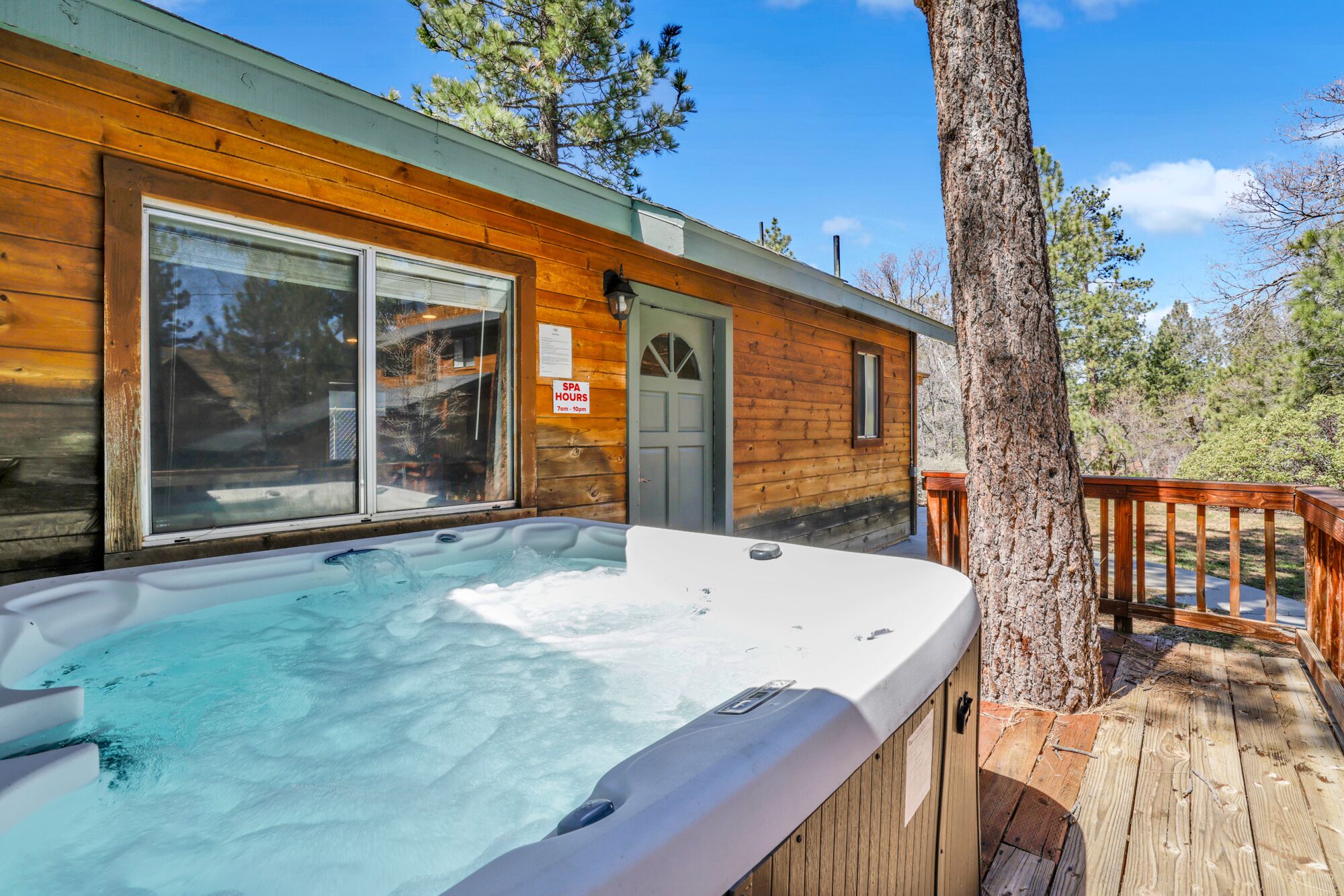 Woodsy Cabin- Relaxing Village Retreat- Hot Tub- Air-Hockey-
