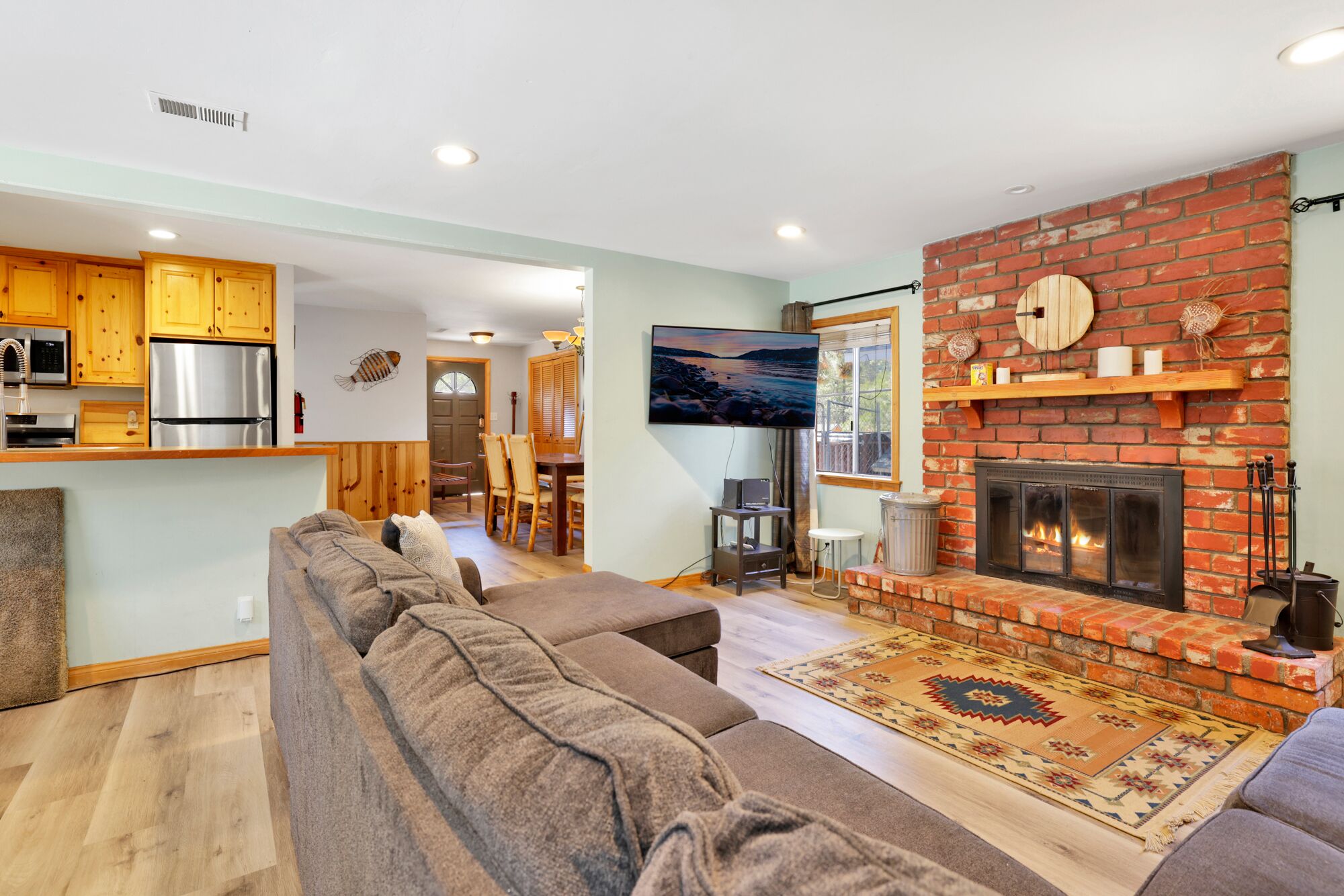 Woodsy Cabin- Relaxing Village Retreat- Hot Tub- Air-Hockey-