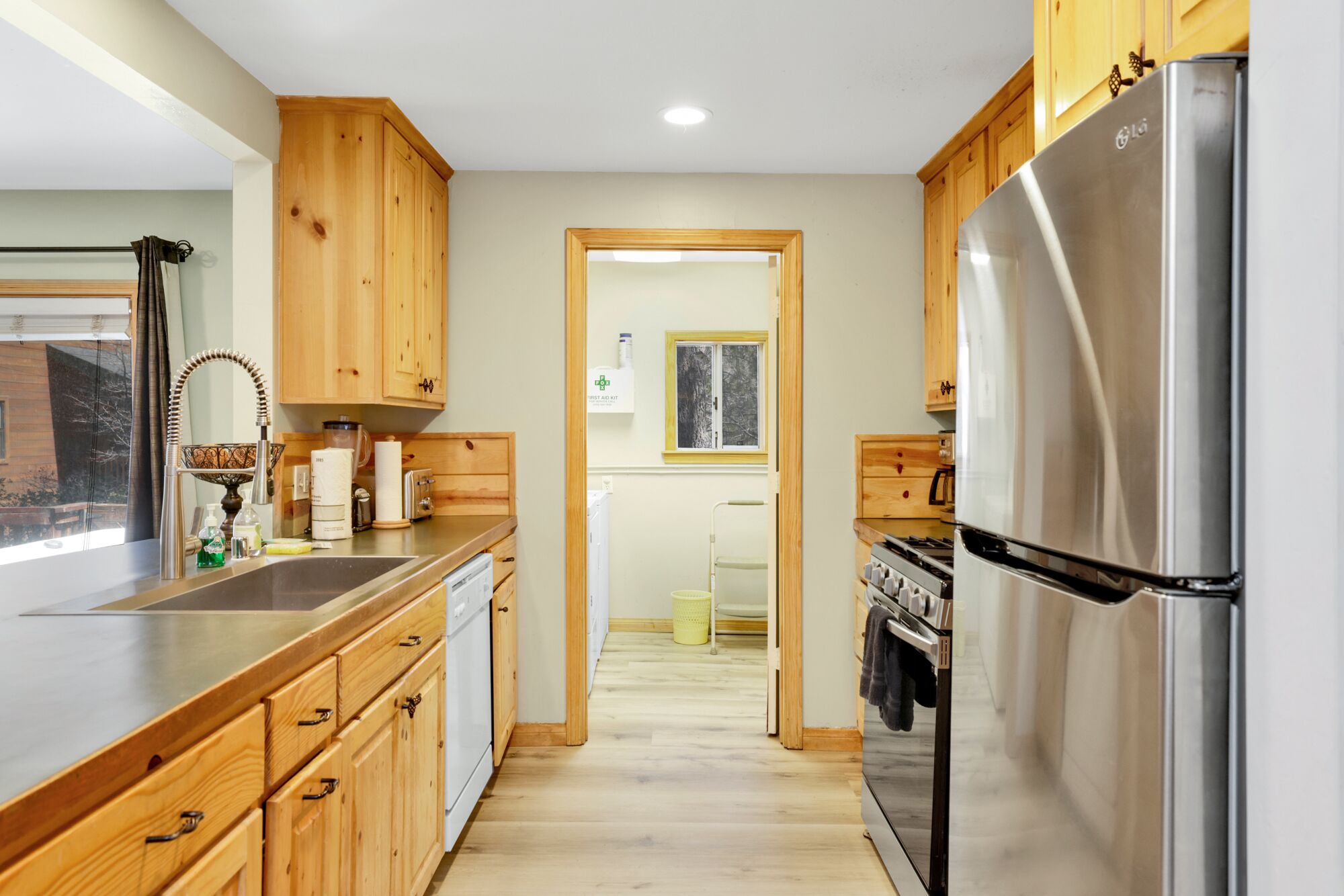 Woodsy Cabin- Relaxing Village Retreat- Hot Tub- Air-Hockey-