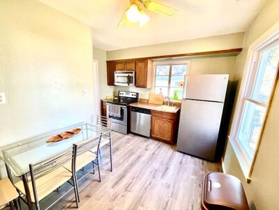 5 bedroom 2 bathroom house, Walk to Notre Dame, safe area