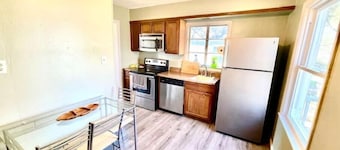 5 bedroom 2 bathroom house, Walk to Notre Dame, safe area