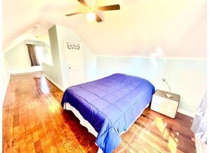 5 bedrooms, iron/ironing board, WiFi, bed sheets - 5 bedroom 2 bathroom house, Walk to Notre Dame, safe area (South Bend)