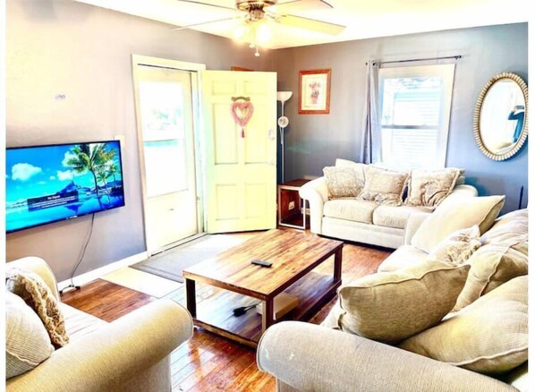 Smart TV - 5 bedroom 2 bathroom house, Walk to Notre Dame, safe area (South Bend)