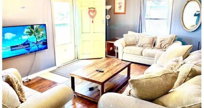 5 bedroom 2 bathroom house, Walk to Notre Dame, safe area