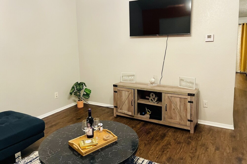 Cozy modern duplex, close to downtown.