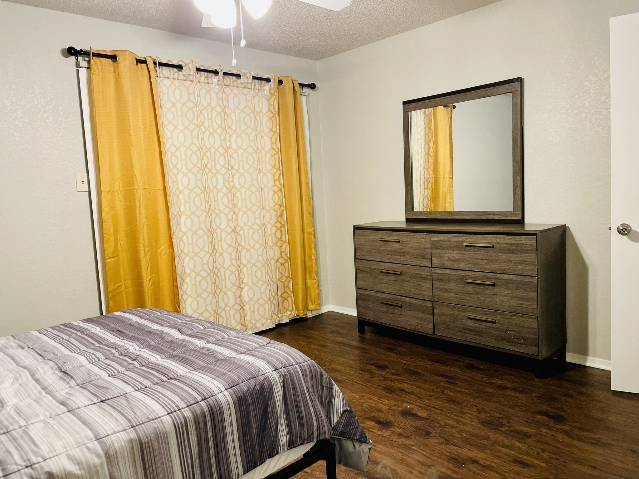 Cozy modern duplex, close to downtown.