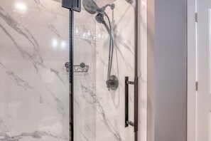 Shower, hair dryer, towels, soap - King Suite Condo - Golf Course View! (Branson)