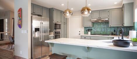 Een koelkast, een microgolfoven, een oven, een kookplaat