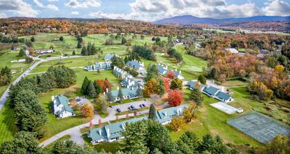 Village Green 8D: 2 br, gas fireplace, pool and resort amenities!
