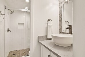 Shower, towels - Beachfront @ Seaside Beach & Racquet 1BR • Sleeps 4 • Amazing Views (Orange Beach)