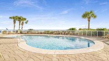 Alberca techada y alberca climatizada