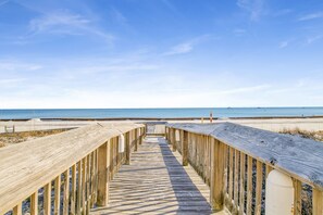 On the beach - Beachfront @ Seaside Beach & Racquet 1BR • Sleeps 4 • Amazing Views (Orange Beach)