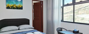 Quarto superior, 1 cama de casal, vista para a montanha | 1 quarto, roupas de cama premium, edredons de pluma, Wi-Fi de cortesia