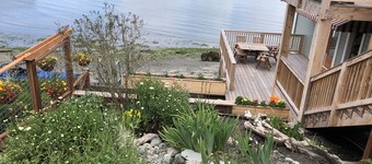 Salty Vons - Lower Waterfront Suite