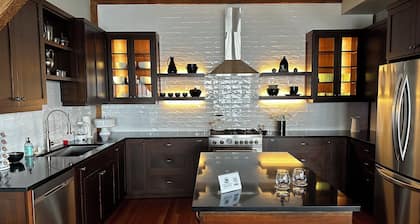 Salty Vons - Lower Waterfront Suite