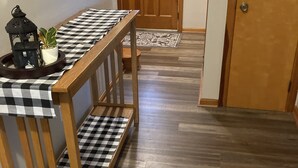 A wooden bench with a checkered tablecloth, a potted plant, and a lantern on a tray. - Farmhouse - in the country but close to everything. 4 bedrooms-Sleeps 10 (Independence)