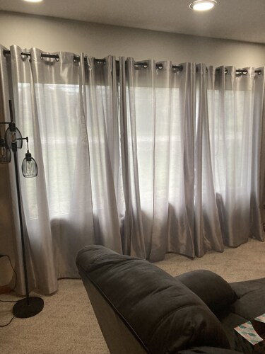 Farmhouse - in the country but close to everything. 4 bedrooms-Sleeps 10