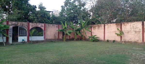 المنطقة المحيطة بالمنشأة