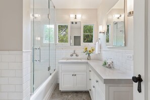 Baignoire, séchoir à cheveux, serviettes fournies