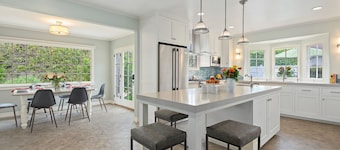 Coral Cottage- Just minutes away from Butterfly Beach & Montecito's Lower Village!