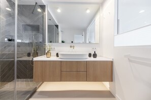 Shower, hair dryer, towels