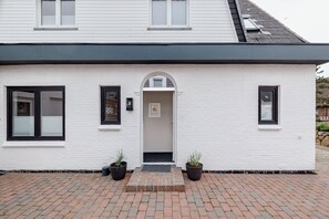 Unclassified image, 4 of 25, button