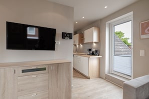 Een koelkast, een kookplaat, een vaatwasser