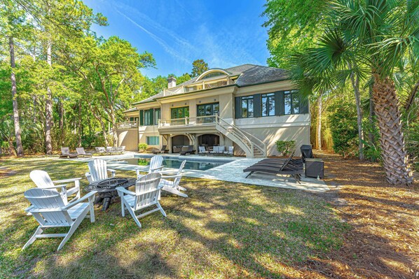 Outdoor dining - Luxe Waterfront Family Retreat w/ Pool, Game Room/Theater, Concierge Services, Bikes (Hilton Head Island)