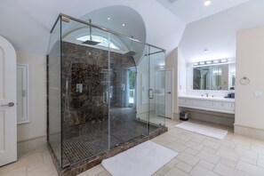Combined shower/bathtub, towels
