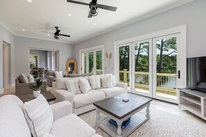 Smart TV, fireplace