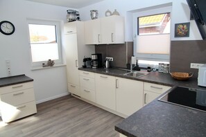 Een koelkast, een magnetron, een oven, een kookplaat