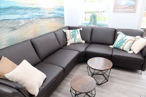 Een televisie, een open haard en een stereo