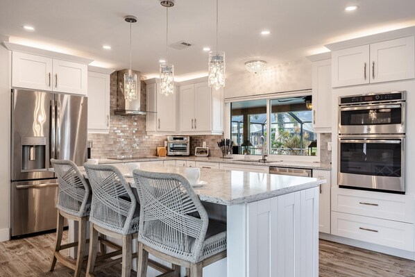 Kühlschrank, Mikrowelle, Ofen, Herdplatte