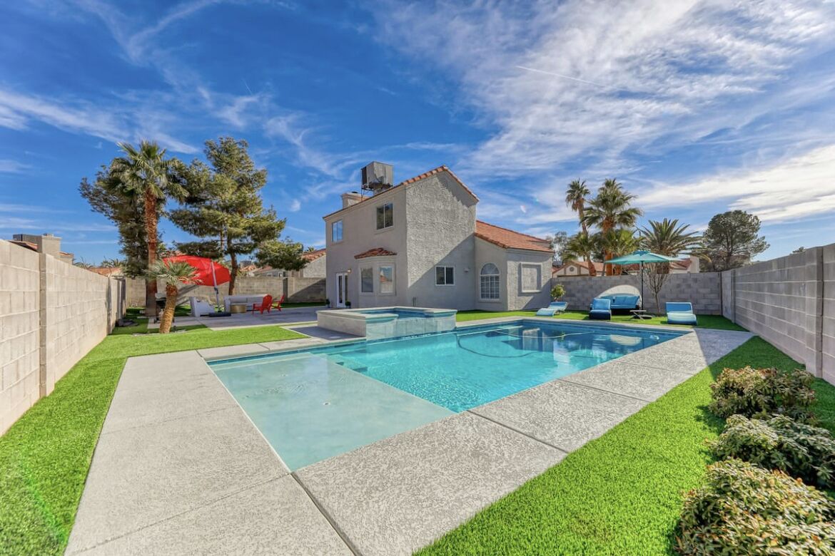 Gorgeous house with brand new pool and spa 10ppl sleep