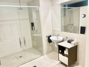 Dusche, Haartrockner, Handtücher, Seife