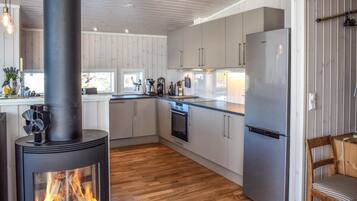 Kühlschrank, Geschirrspüler, Wasserkocher mit Kaffee-/Teezubehör